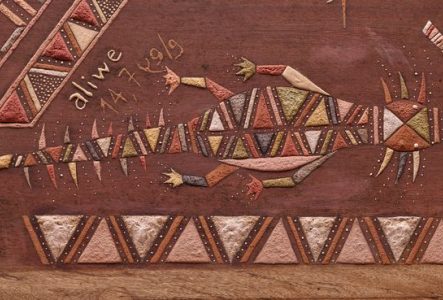 Détail de l'oeuvre "TÏNTUKAI" de l'artiste Ti'iwan Couchili. on y voit un lézard et des motifs géométriques autour.