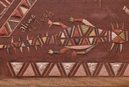 Détail de l'oeuvre "TÏNTUKAI" de l'artiste Ti'iwan Couchili. on y voit un lézard et des motifs géométriques autour.