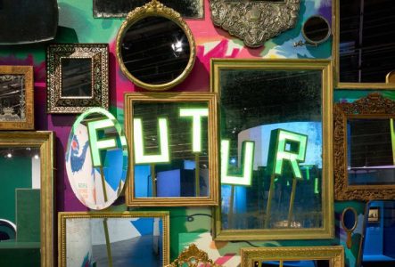 Photo du mot futur dans un ensemble de miroir.