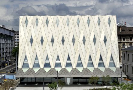 © MEG Photographie du bâtiment du MEG vu de face.