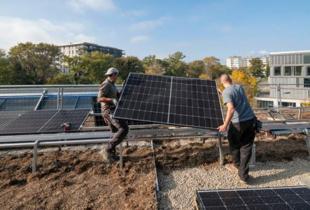 Nicole Zermatten / Ville de Genève Installation des panneaux solaire en toiture