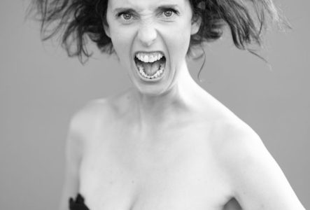 Portrait en noir et blanc de Julie Campiche