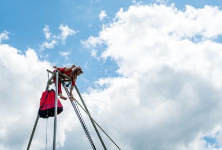 Une acrobate sur un portique