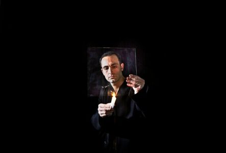 DR Khalid Abdalla brûlant son portrait