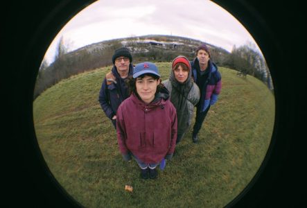 Photo avec effet fish-eye du groupe This Is The Kit, avec la chanteuse Kate Stables au centre.