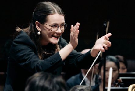 La cheffe d'orchestre Zofia Kiniorska qui dirige