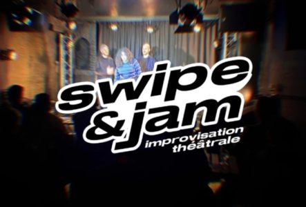 Pierre Bitchatchi Trois improvisateurs sur scène devant un public, avec le titre "Swipe&Jam : improvisation théâtrale"