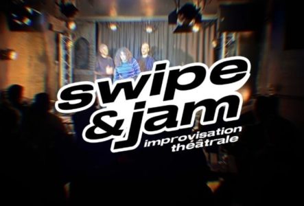 Trois improvisateurs sur scène devant un public, avec le titre "Swipe&Jam : improvisation théâtrale"