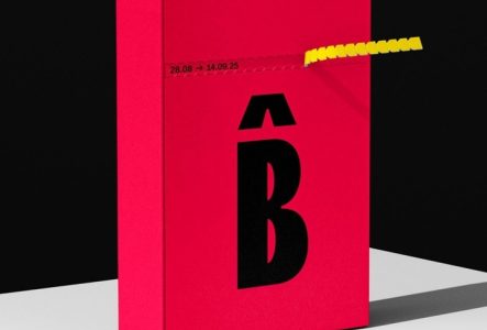L’image est une affiche promotionnelle du Festival La Bâtie, qui a lieu à Genève.
Au centre de l’image, on voit une grande étoile rouge éclatée, comme une explosion, sur un fond sombre. En arrière-plan, on distingue le mot « La Bâtie » répété plusieurs fois en gris foncé.
Dans l’étoile rouge, en lettres blanches, il est écrit : les informations essentielles de l'événement (la date, le nom, et le site internet) 
L’affiche attire l’œil grâce à ses couleurs contrastées : rouge vif, blanc éclatant…