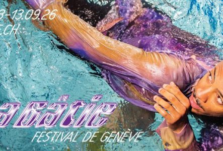 Un homme dans une piscine, avec une tenue violette. Il est écrit sur l'image La Bâtie - Festival de Genève, 25.08-13.09.25 et bâtie.ch.