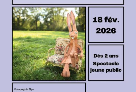 Image d'un lapin, fait de papier, assit sur un petit canapé fleuri dans l'herbe.