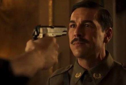 Pistolet pointé sur la tête d'un lieutenant