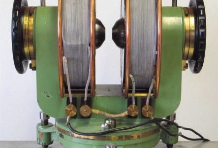 Électro-aimant de laboratoire (selon Prof. P. Weiss) S.I.P., Genève, entre 1907 et 1923
Aimant 500 x 350 x 550 mm, ø pôles 90mm, ø bobines 300mm