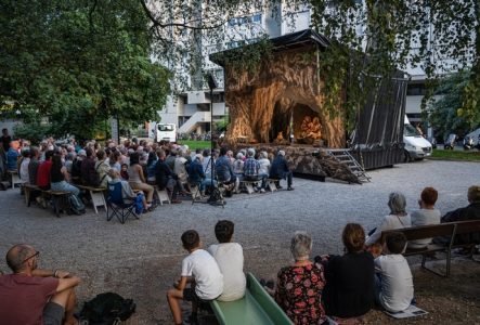 la scène du camion théâtre et les spectateurs