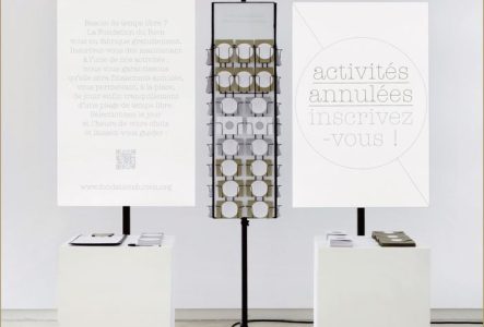 Affichage de panneaux sur la scène du spectacle