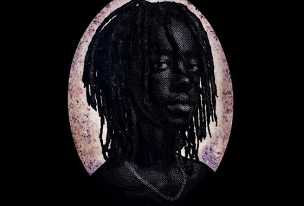 Portrait d'afro descendant sur planche de bois teintée de jaune transpercée de clous recouverts de feuilles d'or