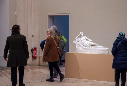 MAH Genève Public se promenant dans l'expo