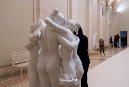MAH Genève Irina Popa Statues de dos dans l'exposition