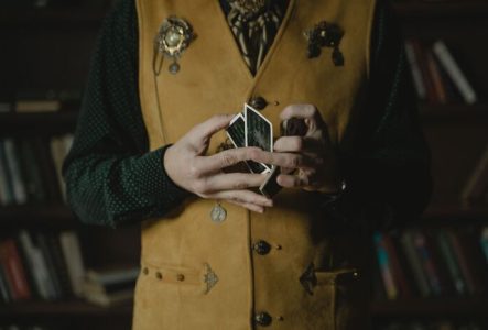 magicien effectuant un tour de cartes