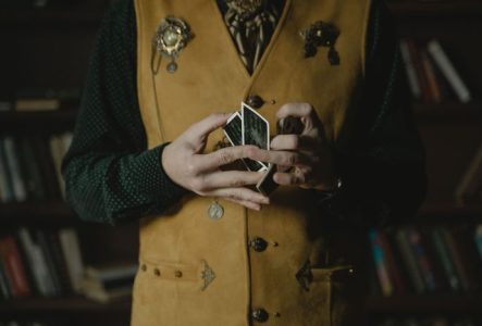 magicien effectuant un tour de cartes