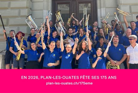 Musiciens de la musique municipal de Plan-les-Ouates en groupes avec la bannières des 175ans de la communes