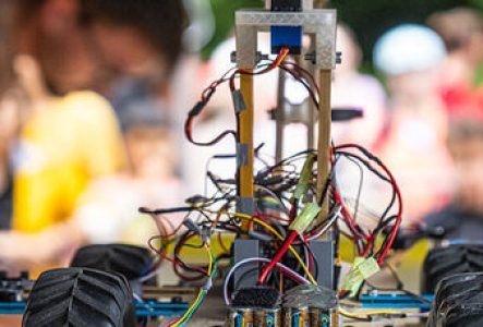 Cette image présente un plan rapproché sur une création technologique, d'un véhicule télécommandé.