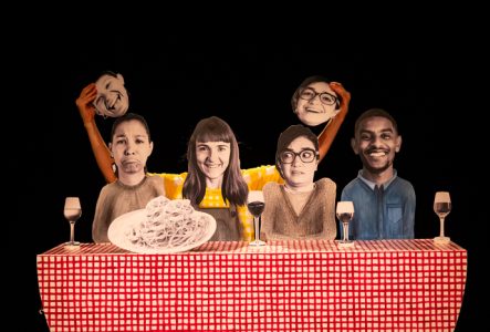 La première fois... (c) Carole Parodi On voit quatre amis assis autour d'une table dressée et garnie de verres de vin et de spaghettis. Tous les objets et personnages sont des aplats de photos manipulés par une comédienne.