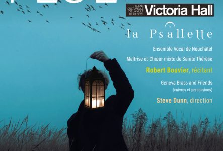 Personne debout dans un champ de cultures, tenant une lanterne allumée dans un paysage sombre comme pour montrer le chemin. Au loin des oiseaux volent dans un ciel plus clair.