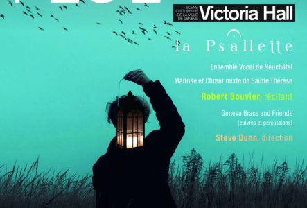 Personne debout dans un champ de cultures, tenant une lanterne allumée dans un paysage sombre comme pour montrer le chemin. Au loin des oiseaux volent dans un ciel plus clair.