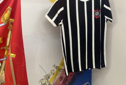 Maillot de football du S. C. Corinthians Paulista, reproduction du maillot de Sócrates de 1977 Maillot de football du S. C. Corinthians Paulista, reproduction du maillot de Sócrates de 1977