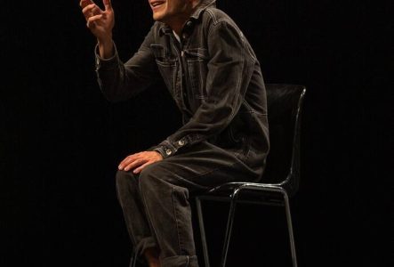 homme sur un tabouret au visage expressif