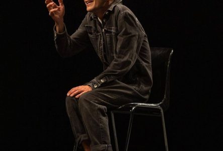 homme sur un tabouret au visage expressif