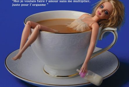 Une affiche avec une barbie au bout du rouleau dans une tasse de thé, un biberon à la main. Le texte dit " La Visite" du 2ç septembre au 18 octobre au théâtre de la Parfumerie