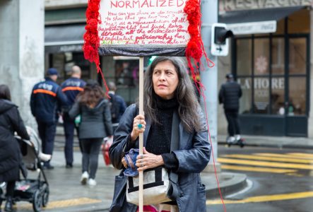 Marisa Cornejo sur un passage piéton avec un panneau