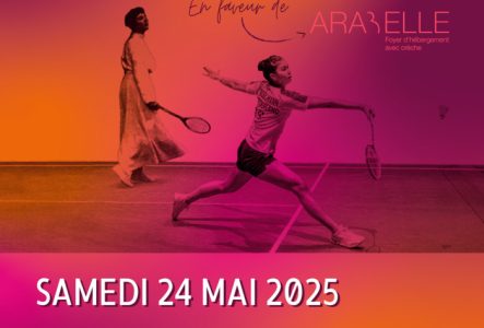 ACGB Deux joueuses de badminton en plein échange sur un terrain intérieur, volant en vol.