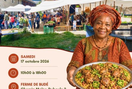 Une femme nous présentant une grand plat avec un repas à base de céréales, de légumes et de viande. En arrière-plan, des stands de marché avec du monde qui se promène.