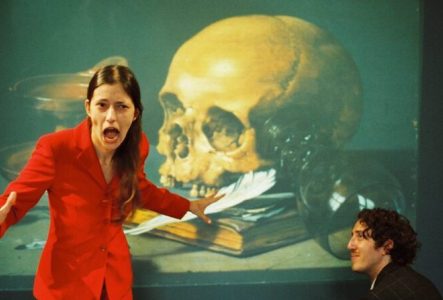 Les interprètes Stéphanie Aflalo et Antoine Thiollier sur scène devant un tableau