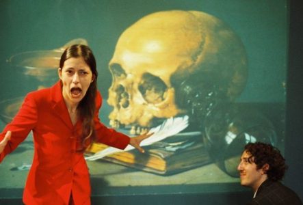 Les interprètes Stéphanie Aflalo et Antoine Thiollier sur scène devant un tableau