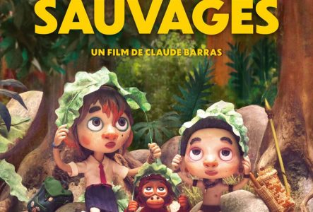 deux personnages et un petit singe sous des feuilles