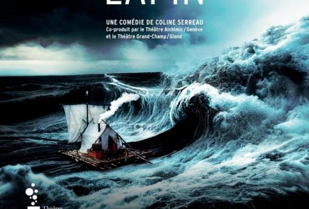 On y vois un radeau en pleine tempête ainsi que la distribution du spectacle.