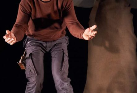 Un photo en couleur qui représente le conteur Fidèle Baha