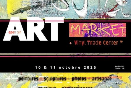 Une affiche peinte à la main avec écrit SUN JUICE ART MARKET ET VINYLES TRADE CENTER