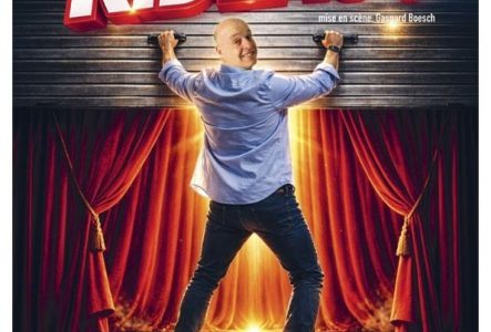 Laurent Nicolet qui ferme un rideau de fer sur un rideau rouge de théâtre.