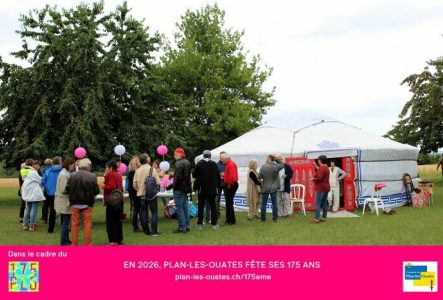 public en attente d'entrée dans la yourte