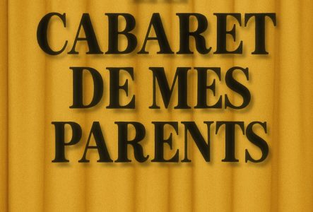 Sur fond de rideau de théâtre jaune, le titre du spectacle.