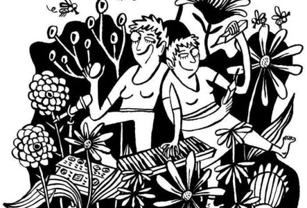 Visuel en noir et blanc de deux sœurs au milieu de fleurs