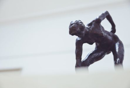 Sculpture en bronze d'un corps de femme
