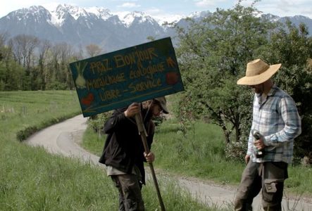 2 personnes dans la nature, pancarte, paysage avec montagnes