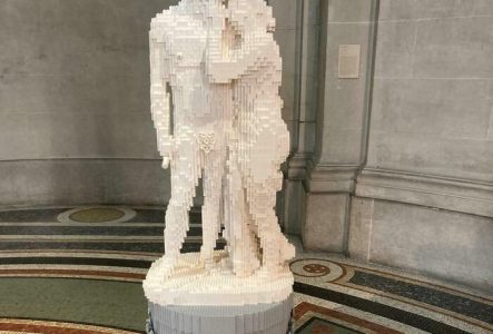 @MAHGeneve Statue de Vénus et Adonis en LEGO
