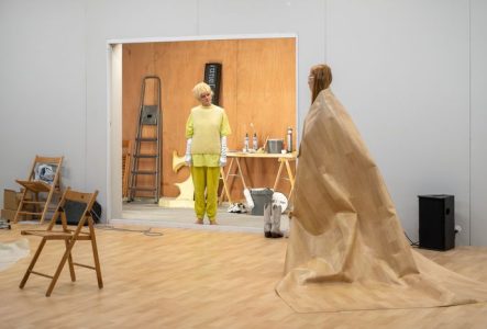 Deux interprètes du spectacle sur scène dans le décor